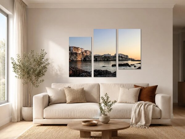 Pobřežní město na útesech při západu slunce – Třídílný obraz C, 90 × 60 cm