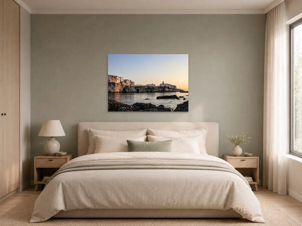 Pobřežní město na útesech při západu slunce – Jednodílný obraz, 70 × 50 cm