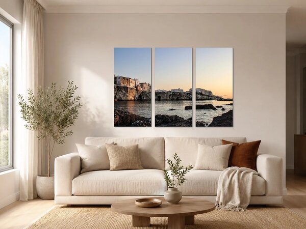 Pobřežní město na útesech při západu slunce – Třídílný obraz A, 90 × 60 cm