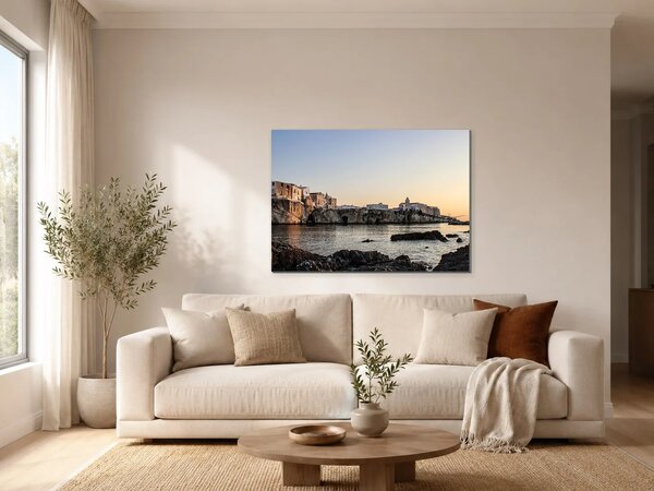 Pobřežní město na útesech při západu slunce – Jednodílný obraz, 70 × 50 cm