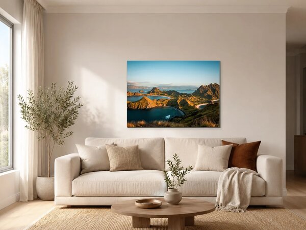 Zlaté světlo nad horskými zátokami – Jednodílný obraz, 70 × 50 cm
