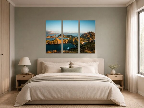 Zlaté světlo nad horskými zátokami – Třídílný obraz A, 90 × 60 cm