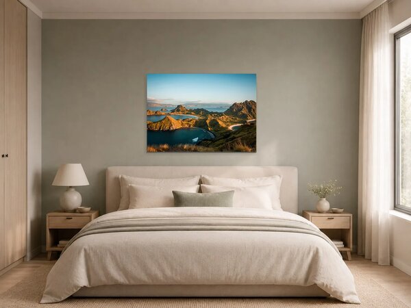 Zlaté světlo nad horskými zátokami – Jednodílný obraz, 70 × 50 cm