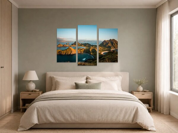 Zlaté světlo nad horskými zátokami – Třídílný obraz B, 90 × 60 cm