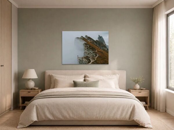 Osamělý turista v mlžných horách – Jednodílný obraz, 70 × 50 cm