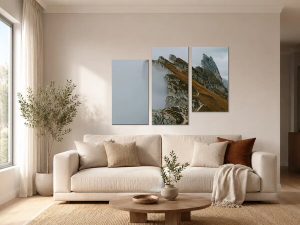 Osamělý turista v mlžných horách – Třídílný obraz C, 90 × 60 cm