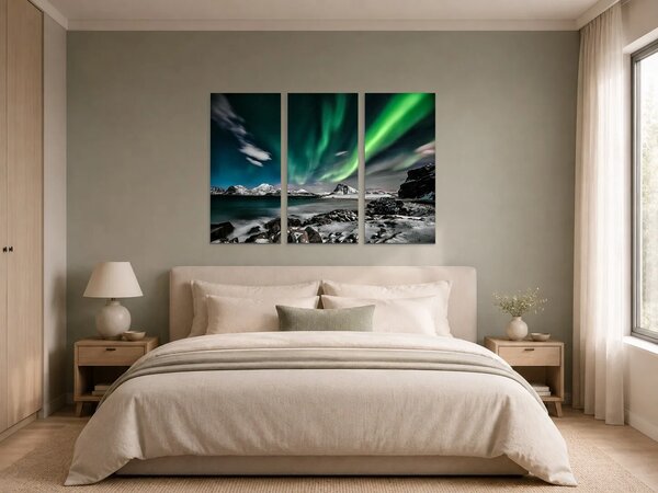 Polární záře nad zimním pobřežím – Třídílný obraz A, 90 × 60 cm