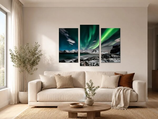 Polární záře nad zimním pobřežím – Třídílný obraz B, 90 × 60 cm