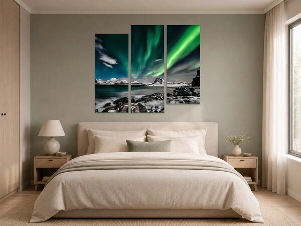 Polární záře nad zimním pobřežím – Třídílný obraz C, 120 × 100 cm