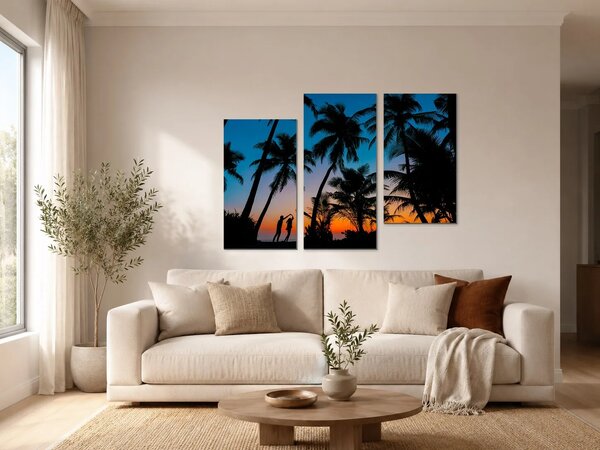 Silueta páru mezi palmami při západu slunce – Třídílný obraz C, 90 × 60 cm