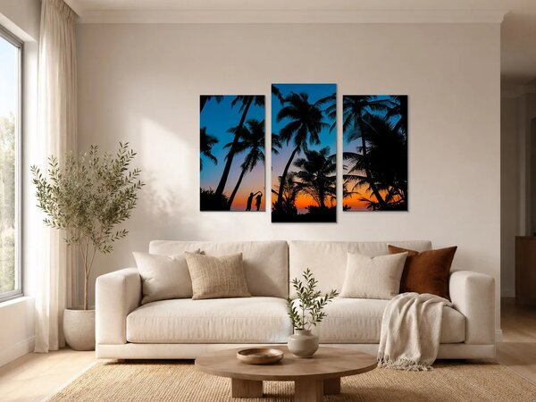 Silueta páru mezi palmami při západu slunce – Třídílný obraz B, 90 × 60 cm