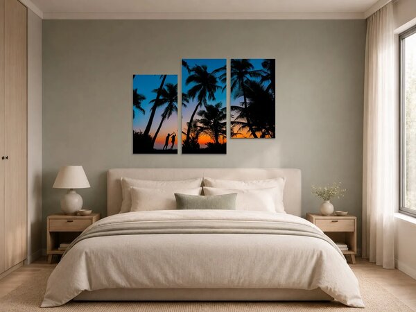 Silueta páru mezi palmami při západu slunce – Třídílný obraz C, 90 × 60 cm