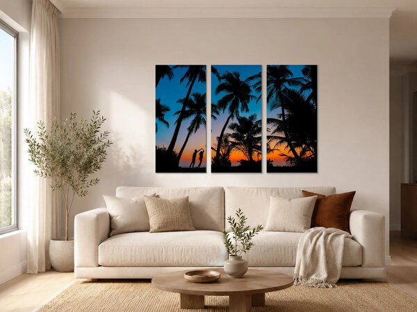 Silueta páru mezi palmami při západu slunce – Třídílný obraz A, 90 × 60 cm