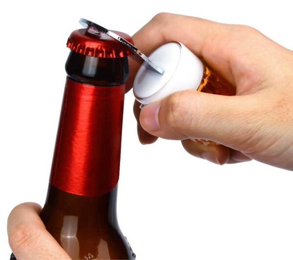 Otvírák na pivo s magnetem