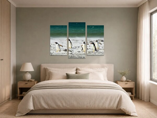 Pět tučňáků na pobřeží – Třídílný obraz B, 90 × 60 cm