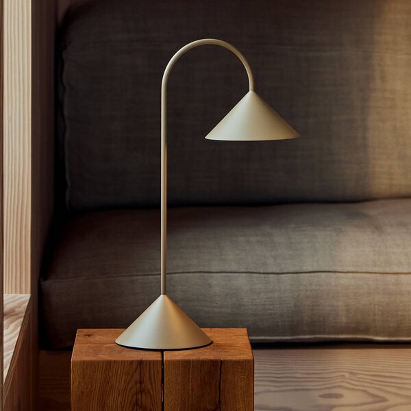 FRANDSEN LED stolní lampa na baterie Grasp, pískově šedá, výška 47 cm, stmívatelný, Hliník / šedá / zinek, kov, Design