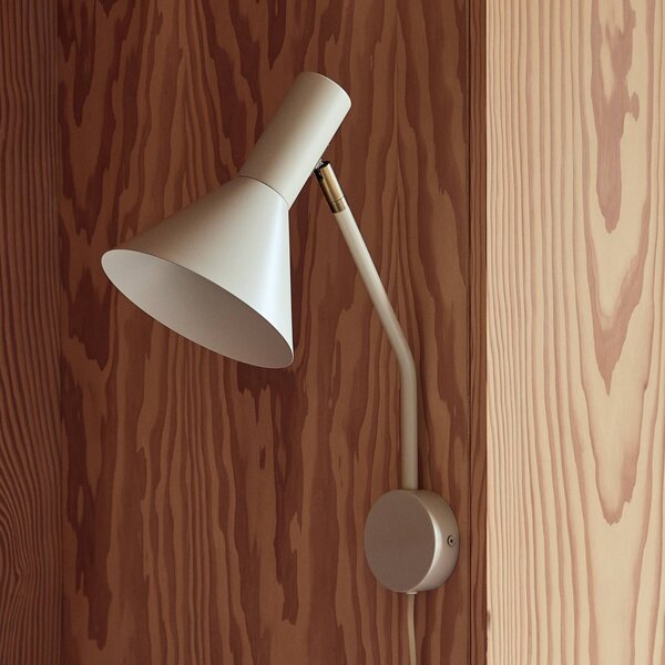 FRANDSEN Nástěnné světlo Lyss, béžové, zástrčka, výška 42 cm, E27, Krémová / jantar, Obývací pokoj / jídelna, kov, Design