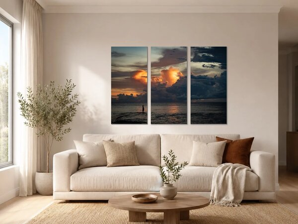 Silueta na pobřeží pod dramatickou oblohou – Třídílný obraz A, 90 × 60 cm