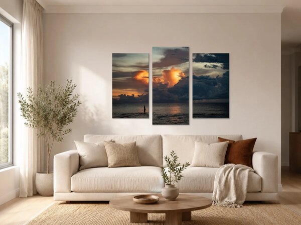 Silueta na pobřeží pod dramatickou oblohou – Třídílný obraz B, 90 × 60 cm