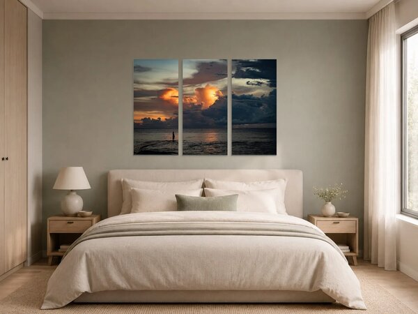 Silueta na pobřeží pod dramatickou oblohou – Třídílný obraz A, 90 × 60 cm