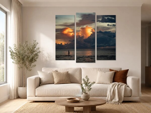 Silueta na pobřeží pod dramatickou oblohou – Třídílný obraz B, 120 × 100 cm