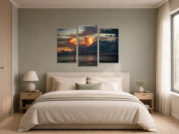 Silueta na pobřeží pod dramatickou oblohou – Třídílný obraz B, 90 × 60 cm