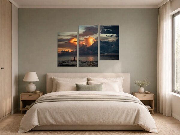 Silueta na pobřeží pod dramatickou oblohou – Třídílný obraz C, 90 × 60 cm