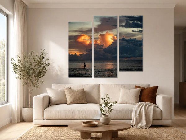 Silueta na pobřeží pod dramatickou oblohou – Třídílný obraz C, 120 × 100 cm