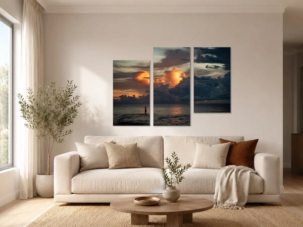 Silueta na pobřeží pod dramatickou oblohou – Třídílný obraz C, 90 × 60 cm