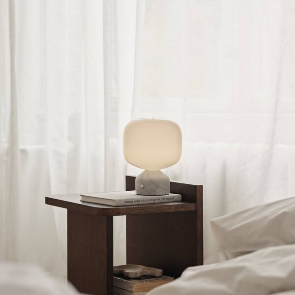 GEJST LED stolní lampa na baterie Meemo, mramorově bílá, sklo, USB, stmívatelný, Bílá / opál, Obývací pokoj / jídelna, Sklo