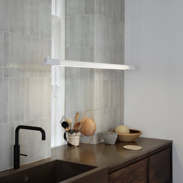 GEJST závěsné světlo Radent, bílé, délka 138 cm, G13 LED, Bílá / opál, Obývací pokoj / jídelna, kov