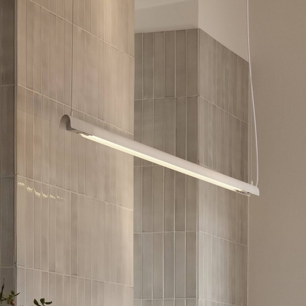 GEJST závěsné světlo Radent, bílé, délka 138 cm, G13 LED, Bílá / opál, Obývací pokoj / jídelna, kov