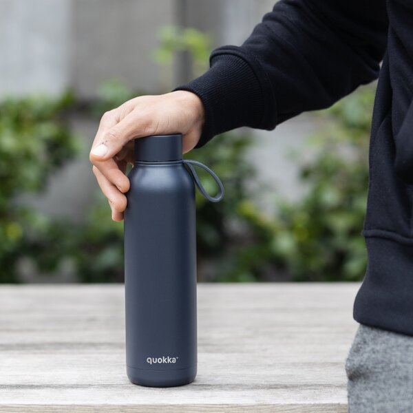 Nerezová termoláhev s poutkem Solid, 630ml, Quokka, slate