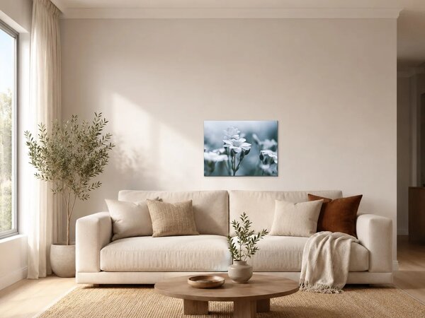 Jemné bílé květy v modrém oparu – Jednodílný obraz, 60 × 40 cm