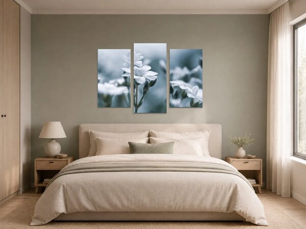 Jemné bílé květy v modrém oparu – Třídílný obraz B, 90 × 60 cm