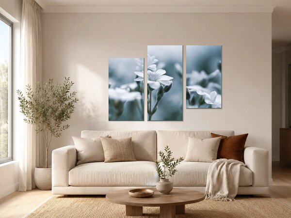 Jemné bílé květy v modrém oparu – Třídílný obraz C, 90 × 60 cm