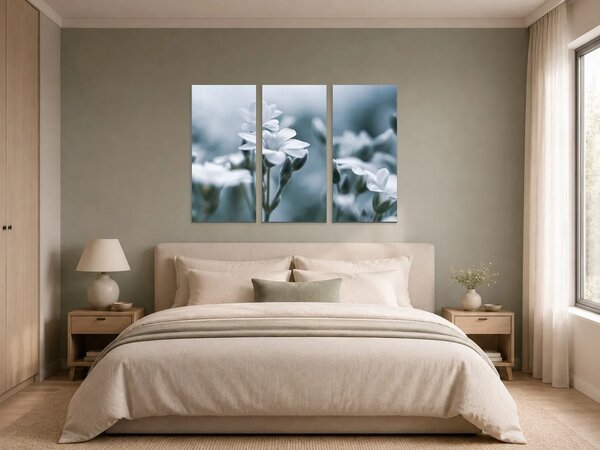 Jemné bílé květy v modrém oparu – Třídílný obraz A, 90 × 60 cm