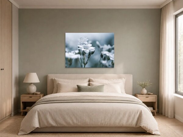 Jemné bílé květy v modrém oparu – Jednodílný obraz, 70 × 50 cm