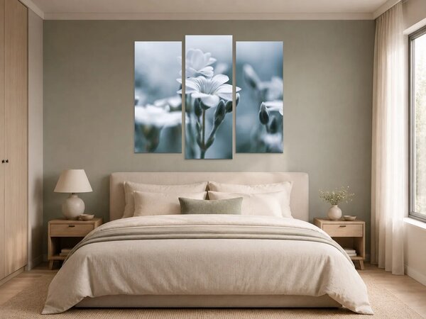 Jemné bílé květy v modrém oparu – Třídílný obraz B, 120 × 100 cm