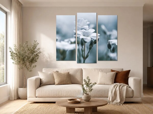 Jemné bílé květy v modrém oparu – Třídílný obraz B, 120 × 100 cm