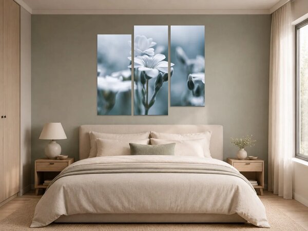Jemné bílé květy v modrém oparu – Třídílný obraz C, 120 × 100 cm