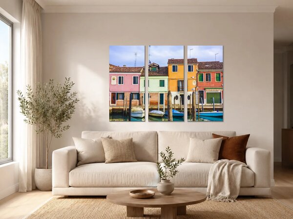 Barevné domy a lodě v benátském kanálu – Třídílný obraz A, 90 × 60 cm