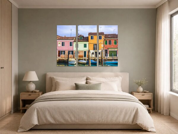 Barevné domy a lodě v benátském kanálu – Třídílný obraz A, 90 × 60 cm