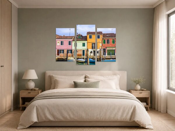Barevné domy a lodě v benátském kanálu – Třídílný obraz B, 90 × 60 cm