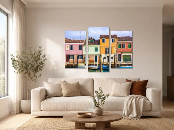 Barevné domy a lodě v benátském kanálu – Třídílný obraz B, 90 × 60 cm