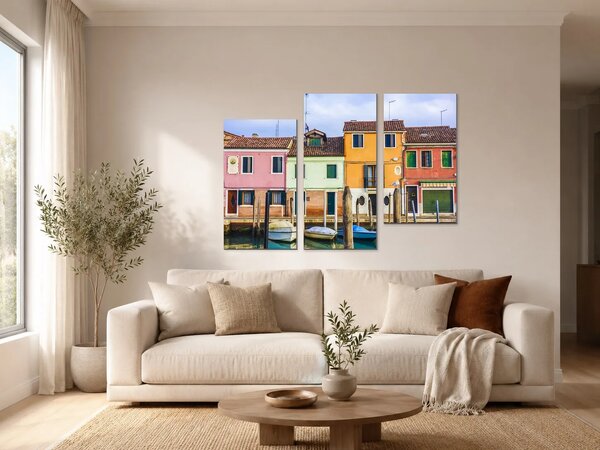 Barevné domy a lodě v benátském kanálu – Třídílný obraz C, 90 × 60 cm