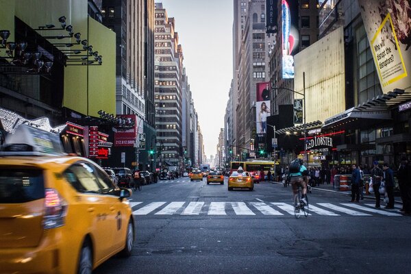 Newyorská ulice se žlutými taxíky – Třídílný obraz B, 90 × 60 cm