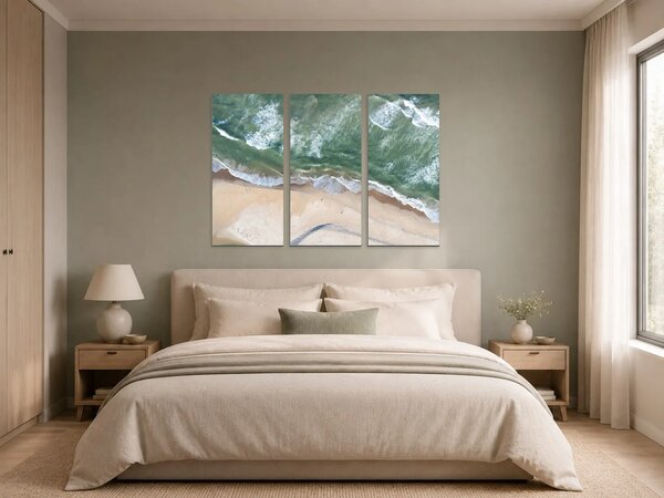 Příboj na písečné pláži z výšky – Třídílný obraz A, 90 × 60 cm