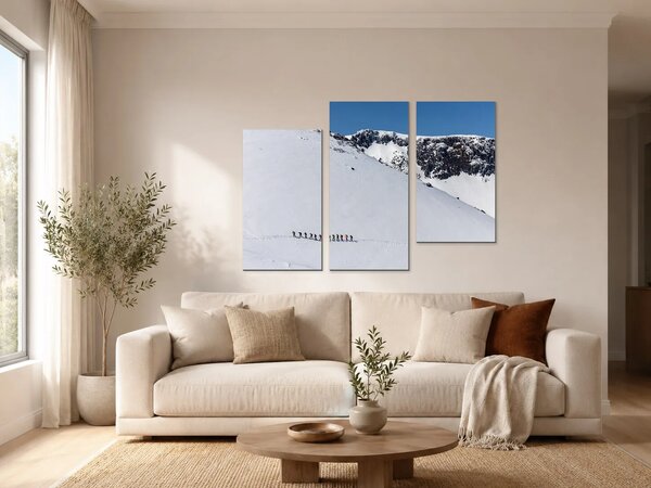 Výstup po zasněženém horském svahu – Třídílný obraz C, 90 × 60 cm