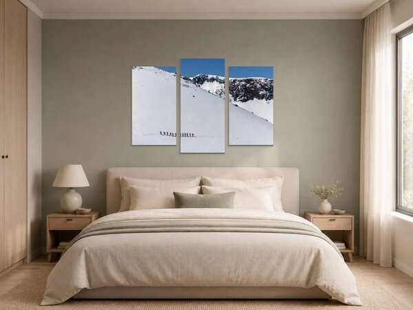 Výstup po zasněženém horském svahu – Třídílný obraz B, 90 × 60 cm